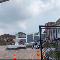 Belum lama ini, Raffi Ahmad berkunjung ke kompleks villa yang berada di kawasan Puncak, Cisarua, Bogor, ini. Bak di istana, tamu langsung disambut sebuah air mancur bergaya klasik yang berada di tengah jalan melingkar. (Foto: YouTube/Rans Entertainment)
