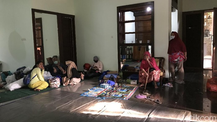 Warga Ngungsi Imbas Banjir dan Longsor Ciganjur