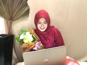 Cerita Wanita yang Tetap Cetar Makeup dan Berkebaya Saat Wisuda Online