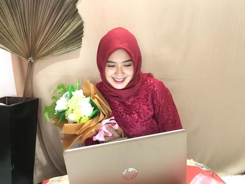 Yasinta Dara Permata yang tetap memakai kebaya dan makeup saat wisuda online