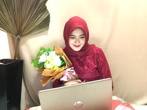 Yasinta Dara Permata yang tetap memakai kebaya dan makeup saat wisuda online
