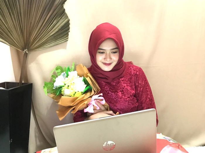 Yasinta Dara Permata Yasinta Dara Permata yang tetap memakai kebaya dan makeup saat wisuda online