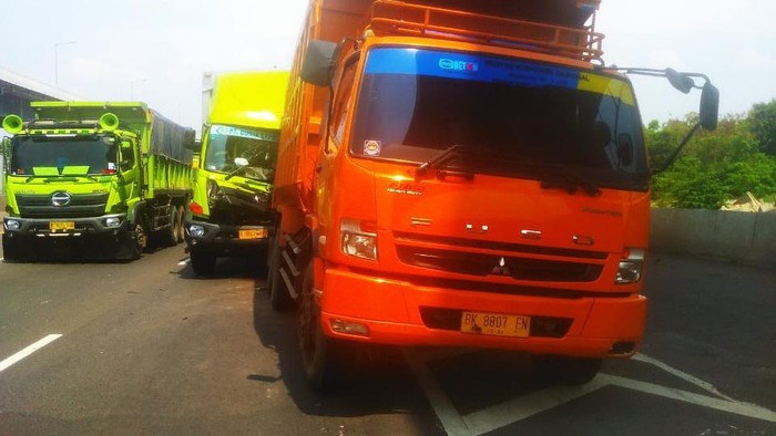 2 Truk Kecelakaan di Km 39 Tol Cikampek arah Jakarta