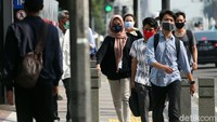 Aktifitas pekerja kantor di kawasan Jalan Jenderal Sudirman, Jakarta Pusat, berjalan seperti biasa.
