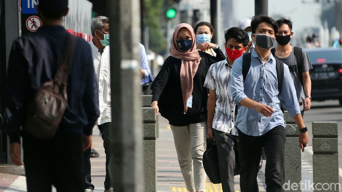 Meski ada renacan demo menolak omnibus law Ciptaker, aktivitas perkantoran di Jalan Jenderal Sudirman, Jakarta, berlangsung normal. Pagi tadi, pekerja tampak hilir mudik.