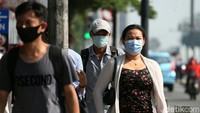 Para pekerja kantoran beraktivitas di Jalan Jenderal Sudirman, Jakarta Pusat, Selasa (13/10).
