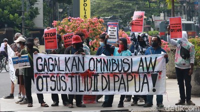 Aksi Demo Tolak Omnibus Law dan Otsus Jilid II Papua di Bandung