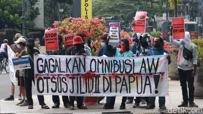 Puluhan masa yang tergabung dalam Komite Rakyat untuk Demokrasi menggelar aksi tolak UU Omnibus Law Cipta Kerja dan cabut Otonomi Khusus (Otsus) Jilid II Papua.