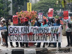 Aksi Demo Tolak Omnibus Law dan Otsus Jilid II Papua di Bandung