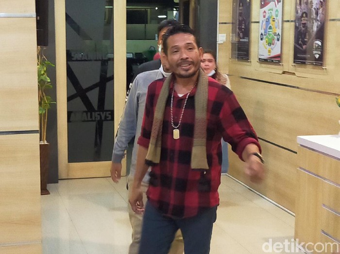Aktivis antimasker M Yunus Wahyudi dijebloskan ke tahanan Mapolresta Banyuwangi. Penjemput jenazah pasien positif COVID-19 ini ditahan setelah menjalani pemeriksaan selama 8 jam.