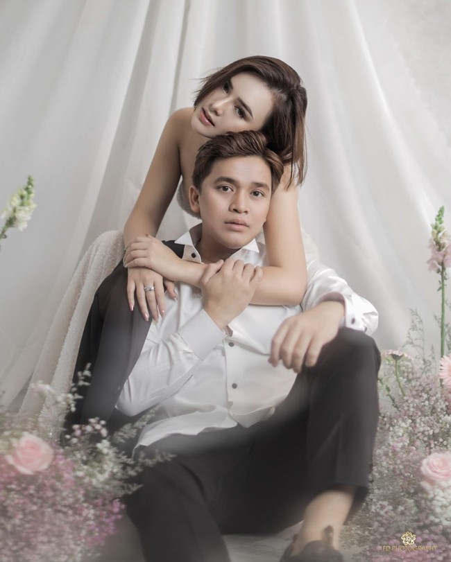 Foto lain menampilkan Amanda memeluk mesra sang kekasih dari belakang. Dekorasi bunga yang mengeliling mereka membuat suasana terasa kian romantis. (Foto: Instagram/@fdphotography)