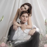 Foto lain menampilkan Amanda memeluk mesra sang kekasih dari belakang. Dekorasi bunga yang mengeliling mereka membuat suasana terasa kian romantis. (Foto: Instagram/@fdphotography)