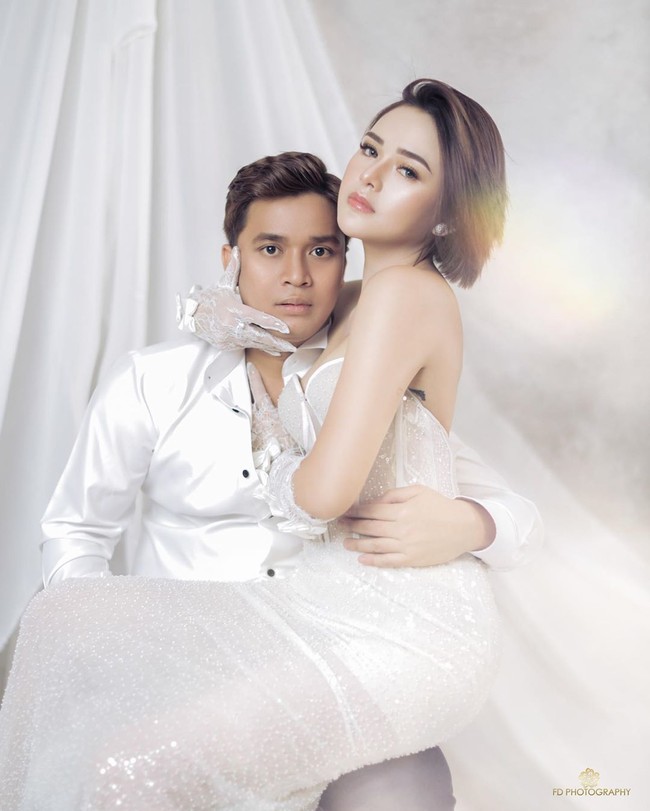 Santer terdengar kabar bahwa Billy Syahputra dan Amanda Manopo akan segera menikah dalam waktu dekat. Menjelang hari bahagia tersebut, foto-foto preweding sejoli tersebut dirilis. Teranyar, foto mereka dalam balutan busana serba putih. (Foto: Instagram/@fdphotography)