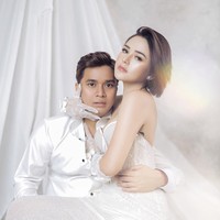 Santer terdengar kabar bahwa Billy Syahputra dan Amanda Manopo akan segera menikah dalam waktu dekat. Menjelang hari bahagia tersebut, foto-foto preweding sejoli tersebut dirilis. Teranyar, foto mereka dalam balutan busana serba putih. (Foto: Instagram/@fdphotography)