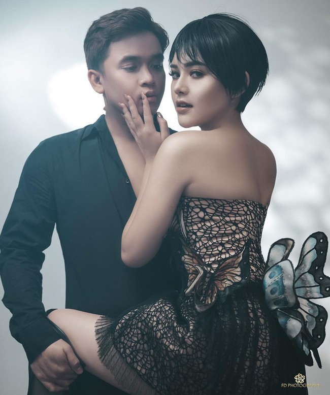 Tak cuma busana serba putih, mereka juga menunjukkan sisi gelap dengan busana serba hitam. (Foto: Instagram/@fdphotography)