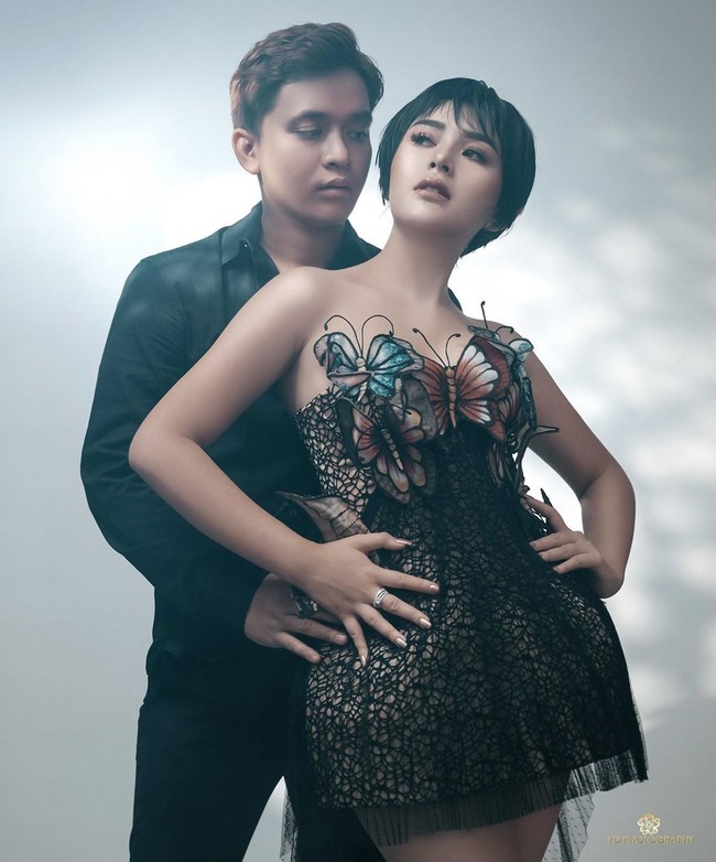 Amanda menebar pesonanya dengan mini dress bermotif kupu-kupu. (Foto: Instagram/@fdphotography)