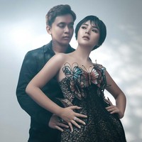 Amanda menebar pesonanya dengan mini dress bermotif kupu-kupu. (Foto: Instagram/@fdphotography)