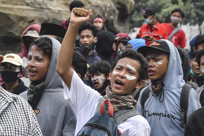 Anak di Bawah Umur Ikut Aksi Tolak UU Cipta Kerja Anak di bawah umur mengikuti aksi tolak UU Cipta Kerja di kawasan Patung Kuda, Jakarta, Selasa (13/10/2020). ANTARA FOTO/Muhammad Adimaja/foc.