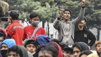Pengunjuk rasa mulai berdatangan sejak Selasa (13/10/2020) siang. Tampak anak dibawah umur ikut serta dalam aksi tersebut sambil mengabadikan situasi lewat telepon genggamnya.