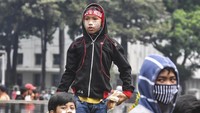 Meskipun mayoritas pengunjuk rasa ada yang berusia remaja, namun terlihat anak-anak di bawah umur juga mengikuti aksi tolak UU Cipta Kerja tersebut. Padahal mereka belum tentu tahu apa yang di demonstrasikan.