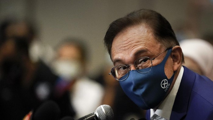 Malaysian opposition leader Anwar Ibrahim, wearing a face mask to help curb the spread of the coronavirus, prepares for a press conference after meeting the king in Kuala Lumpur, Malaysia, Tuesday, Oct. 13, 2020. Anwar said he would present the monarch with “strong and convincing” documentary evidence of the support he has from lawmakers, which would allow him to unseat Prime Minister Muhyiddin Yassin. (AP Photo/Vincent Thian)