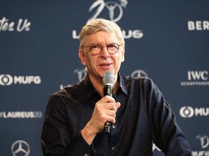 Arsene Wenger Gagas Ide Throw In Pakai... Kaki!