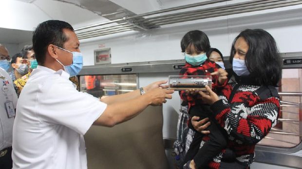 Baim dan Ortu Lihat Kereta Api
