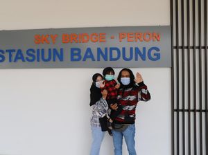 Viral Kisah Pedagang Pentol Bahagiakan Anak dengan Nonton Kereta Api