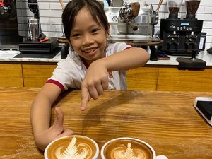 Keren! Barista Cilik Ini Jago Bikin Latte Art yang Cantik