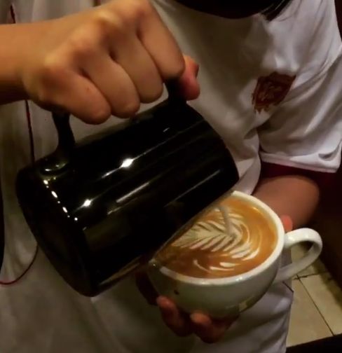 Barista Cilik 9 Tahun Jago Bikin Latte Art