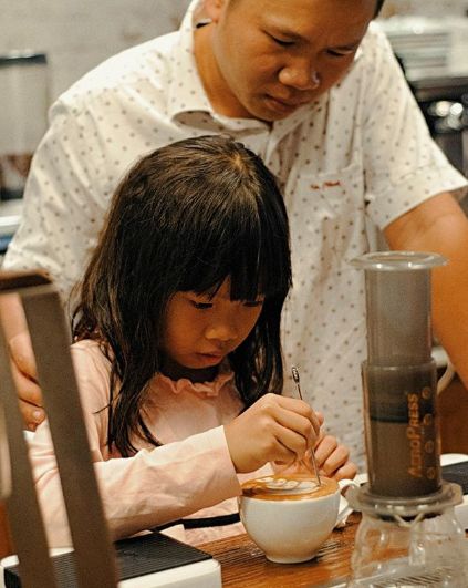 Barista Cilik 9 Tahun Jago Bikin Latte Art