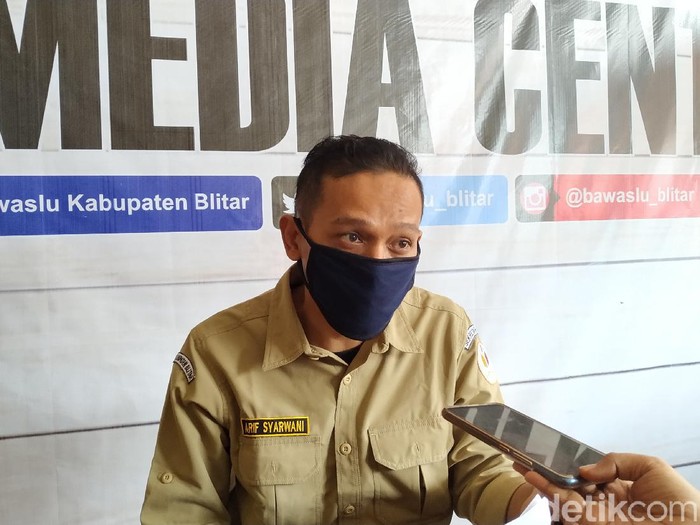 Bawaslu Kabupaten Blitar melaporkan seorang ASN ke Komisi Aparatur Sipil Negara (KASN). Yang bersangkutan berfoto dan menunjukkan simbol dukungan untuk paslon 1 dalam Pilbup Blitar.