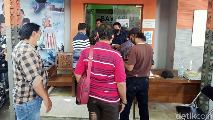 Lembaga Independen Pemantau Pemilu Sidoarjo (LIPPS) melaporkan dugaan pelanggaran kampanye ke Bawaslu Sidoarjo. Dugaan pelanggaran itu dilakukan salah satu pasangan calon.