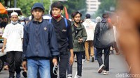 Namun tampak pula sejumlah orang yang tak mengenakan masker maupun mengenakan masker hanya menutupi dagu saat berada di keramaian di tengah aksi tolak omnibus law UU Cipta Kerja.