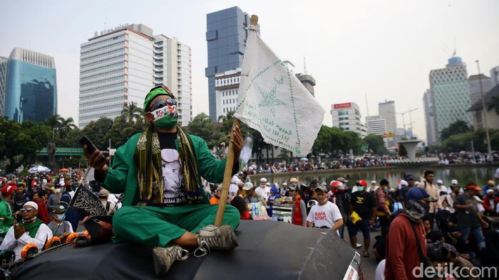 Begini Kondisi Terkini Demo PA 212 dkk di Patung Kuda Massa PA 212 dkk yang menggelar demo tolak omnibus law UU Cipta Kerja masih terlihat di kawasan Patung Kuda. Seperti apa penampakan terkini demo di sana?