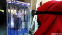 Disediakan juga bilik disinfektan untuk digunakan oleh semua orang yang masuk ke dalam sekolah.  