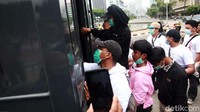 Satu persatu, mereka naik ke truk polisi.