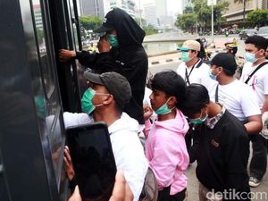 Belum Juga Demo Dimulai, Belasan Pemuda di Patung Kuda Diangkut Polisi