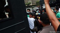 Mereka menambah kerumunan massa menolak Omnibus Law Cipta Kerja.