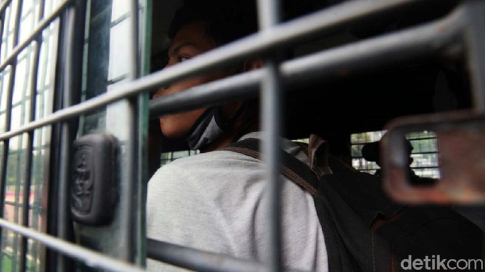 Belasan ABG Diamankan dari Kawasan Patung Kuda Belasan ABG diamankan dari kawasan Patung Kuda, Jakarta. Mereka diduga tidak berkepentingan di lokasi demo menolak Omnibus Law UU Cipta Kerja.