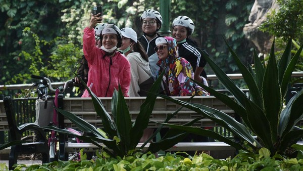 Sejumlah pengunjung menikmati suasana di Kebun Binatang Ragunan, Jakarta, Selasa (13/10).