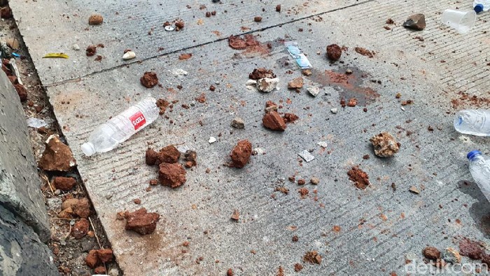 Botol-bebatuan sisa ricuh di Jalan Medan Merdeka Barat (detikcom).