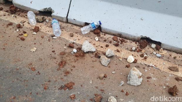Botol-bebatuan sisa ricuh di Jalan Medan Merdeka Barat (detikcom).