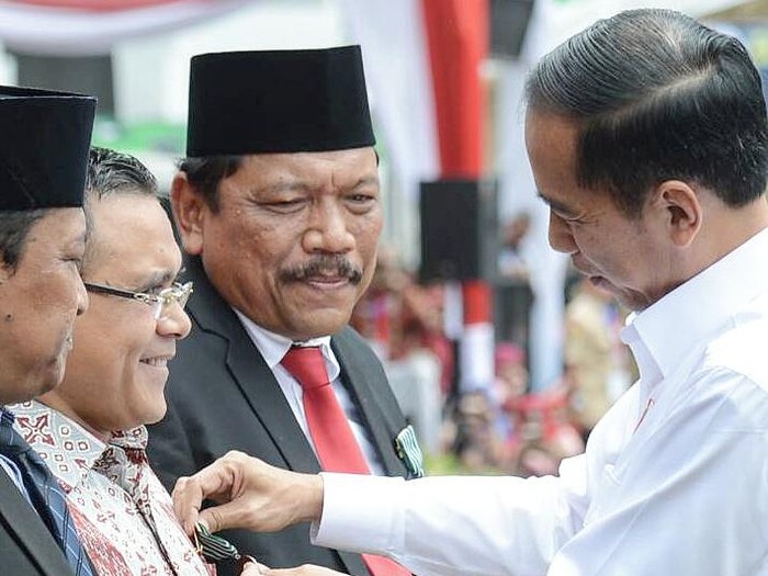 Bupati Anas saat menerima penghargaan dari Presiden Jokowi
