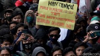 Peserta aksi ini membentangkan poster bertuliskan Mantanku perlu diperjuangkan, Tapi yang wajib diperjuangkan keadilan di negeri ini.