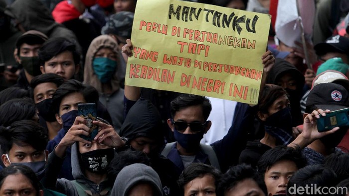 Celoteh Nyeleh Para Pendemo Hari Ini Ada-ada saja ragam tulisan poster yang dibawa para peserta aksi dalam Menolak UU Omnibus Law Cipta Kerja di Jakarta. Ini salah satunya.