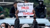Ada lagi yang membawa poster bertuliskan Yang Bapaknya Polisi Jangan Ditemenin. Duh, kasihan yah anak polisi.