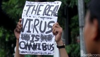 Demo menentang pengesahan UU Omnibus Law Cipta Kerja itu digelar sejak 5/10 usai disahkan oleh DPR. Berbagai elemen masyarakat dan buruh serta pelajar juga turun kejalan menentang UU Ciptaker itu yang dinilai banyak merugikan kaum buruh/pekerja.