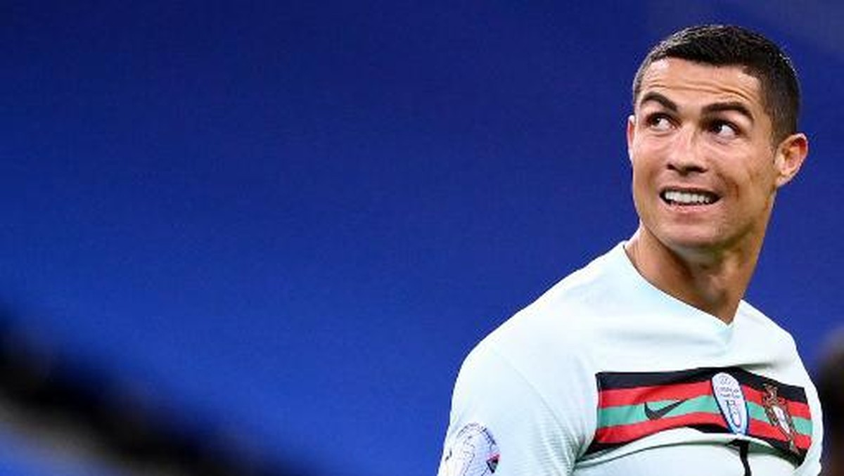 Cristiano Ronaldo kini botaki rambutnya. (Foto: AFP/FRANCK FIFE)