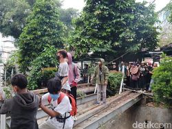 Dikejar Polisi, Massa Ngumpet di RS Budi Kemuliaan Diminta Keluar oleh Warga